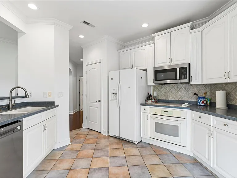 901 Renaissance Ct — Photo 5