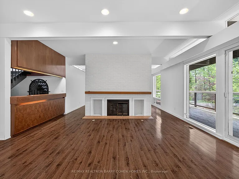21 Tudor Gate — Photo 23