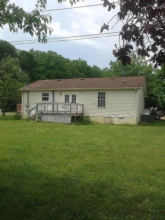 1002 E Railroad St — Photo 2