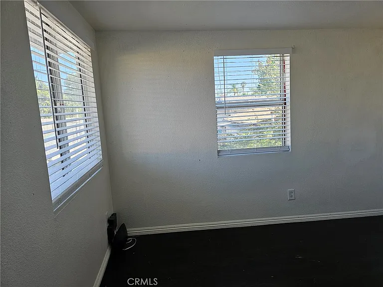 218 E 25th St — Photo 3