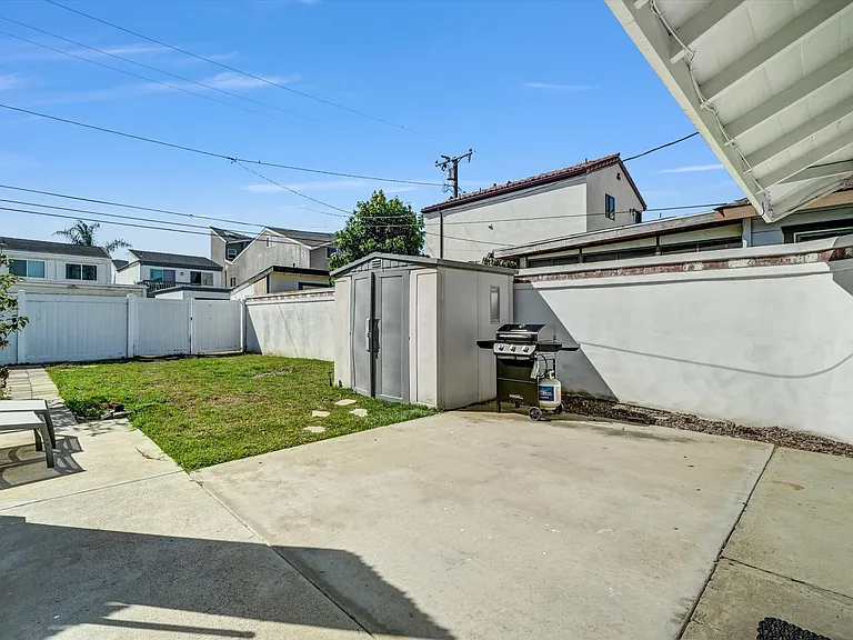 11th St — Photo 27