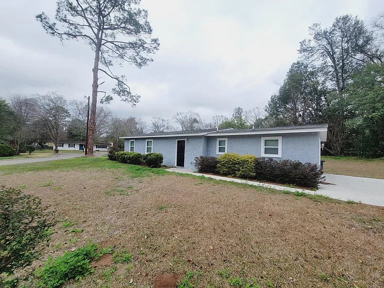 1906 Karen Ln — Photo 2