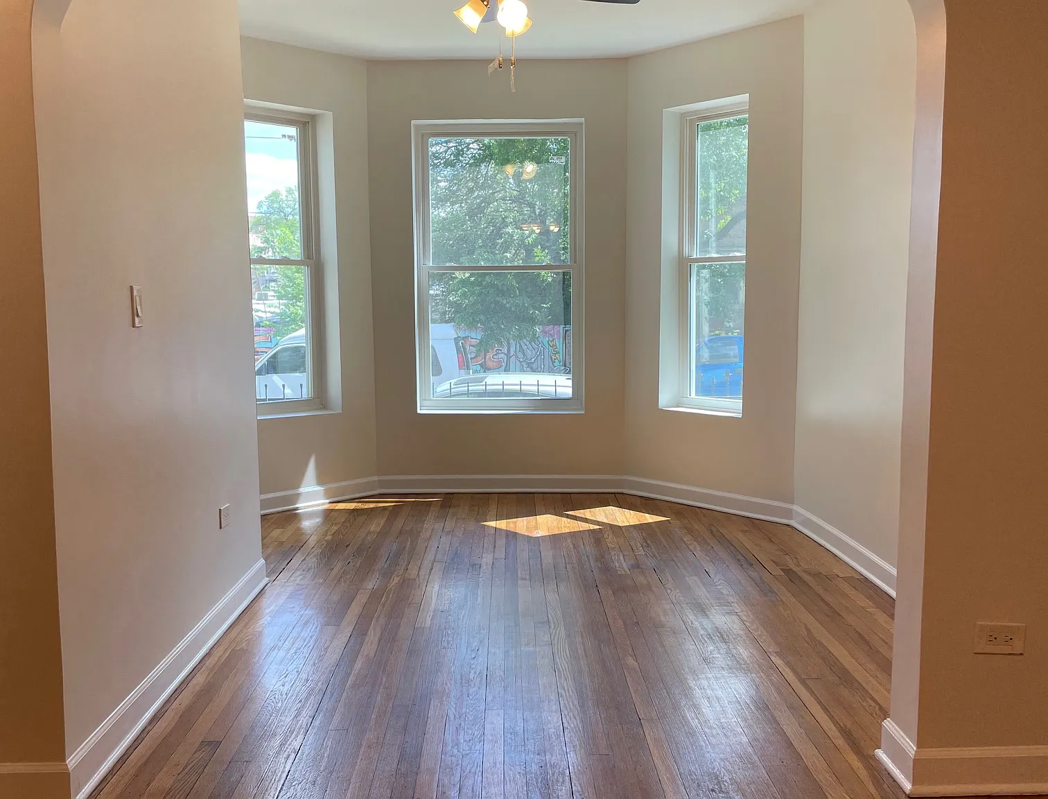 3 bed, 1200 sqft, $2,400 — Photo 1