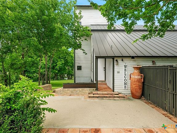 5th image of 102 Lenz Dr