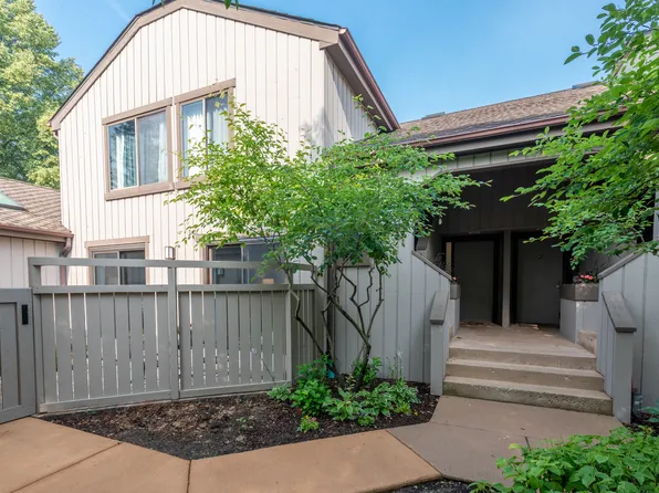 1290 Oak Hill Rd APT C, Lake Barrington, IL 60010