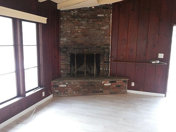 4th image of 539 Cloverleaf Dr APT A