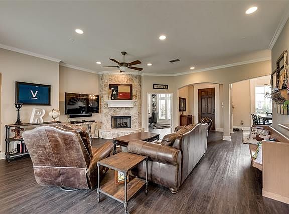 4th image of 8320 Forest Glenn Dr