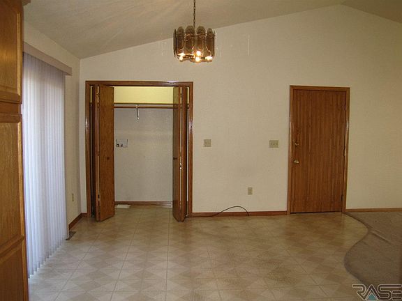 5th image of 214 W Veterans Dr