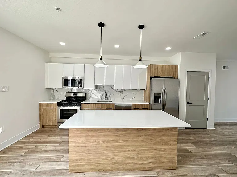 2520 E Tioga St — Photo 3