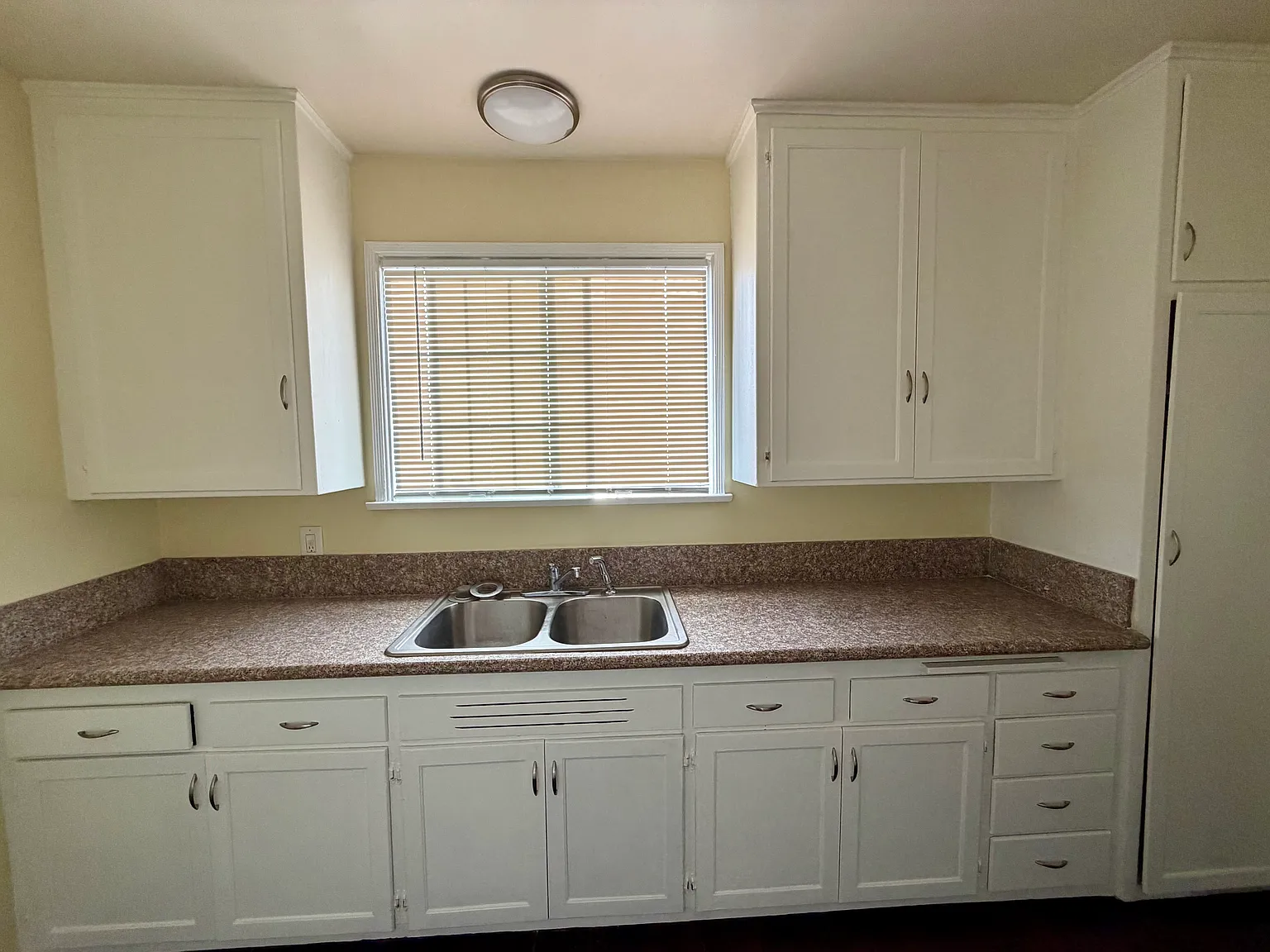 1 bed, 823 sqft, $1,900 — Photo 2