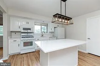 410 Woodlawn Ave — Photo 9