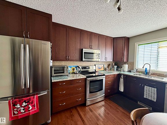3rd image of 3728 Alexander Cres SW