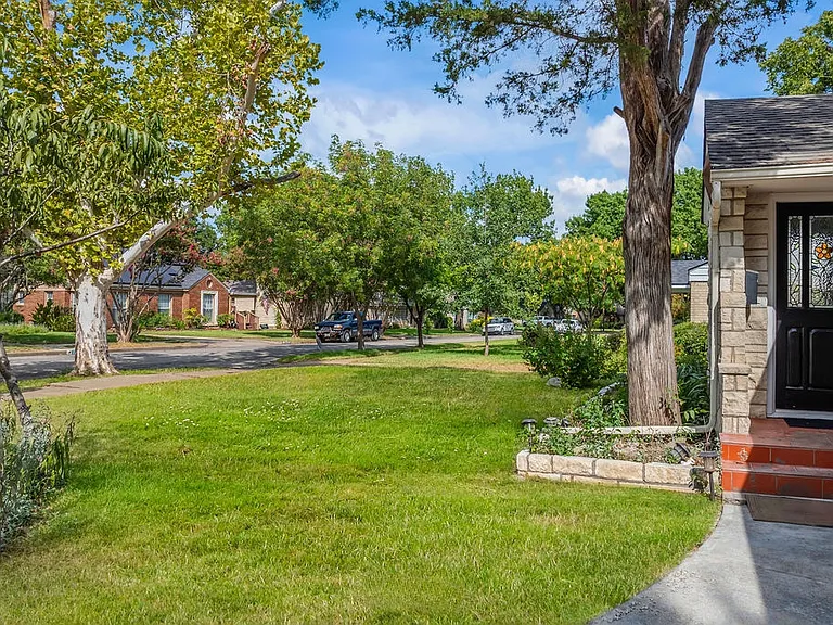 2240 Lawndale Dr — Photo 47