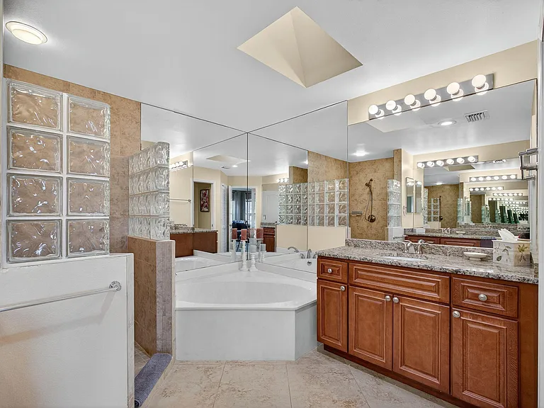 8400 Heritage Club Dr — Photo 48