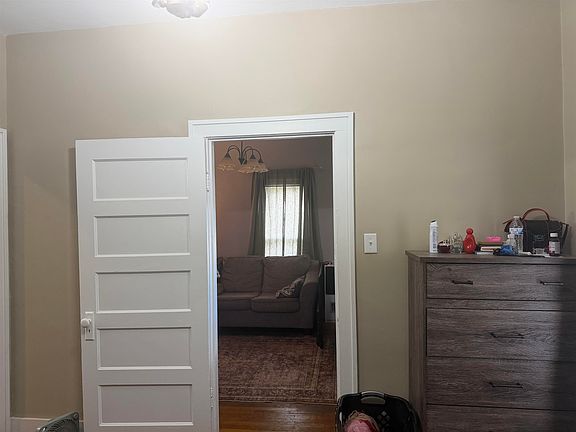 3rd image of 821 Holland St