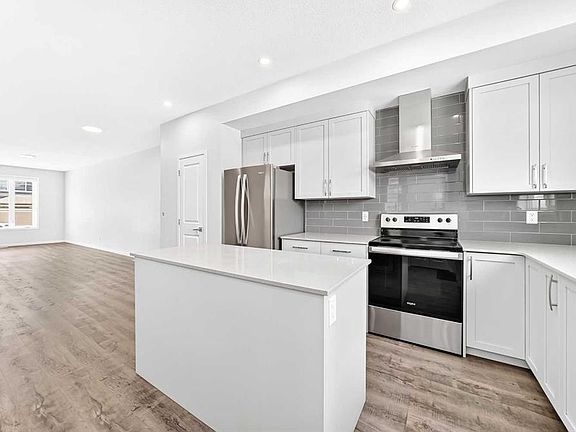 5th image of 41 E Corner Glen Row NE
