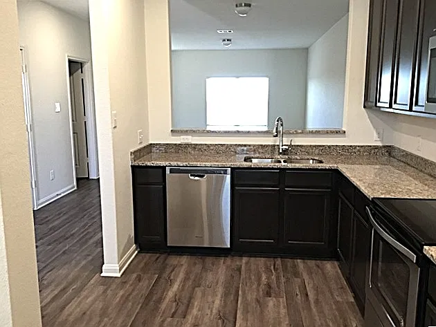5 bed, 2.5 bath, 2543 sqft, $2,430 — Photo 2
