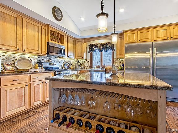 3rd image of 110 Greenwood Cir