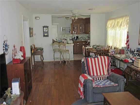3rd image of 900 N Park Ave