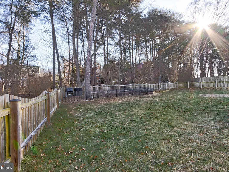7925 Carriage Dr — Photo 33