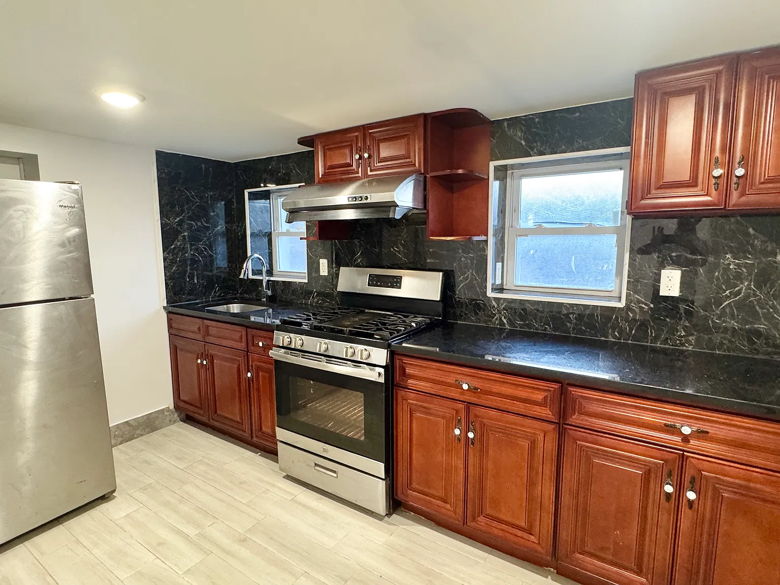 3 bed, 900 sqft, $2,400 — Photo 1
