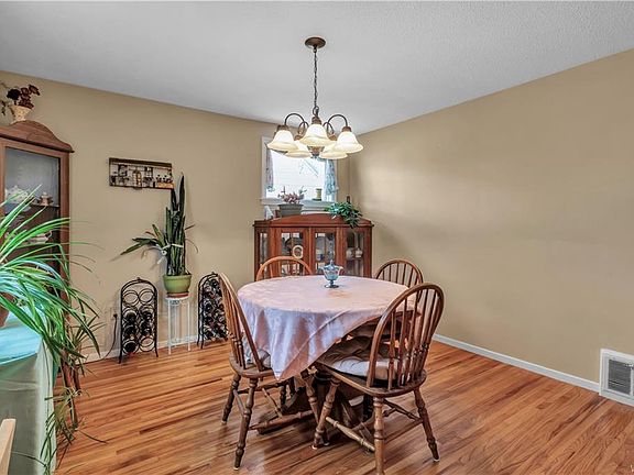 5th image of 313 Danbury Dr