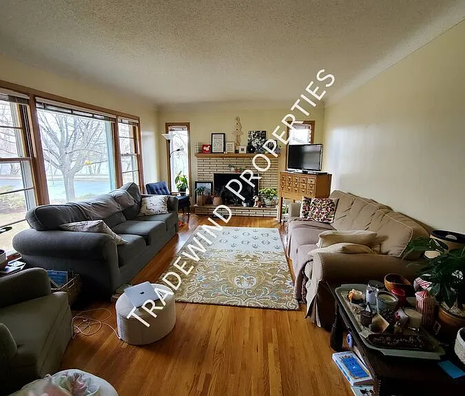 2488 Chatsworth St N — Photo 4