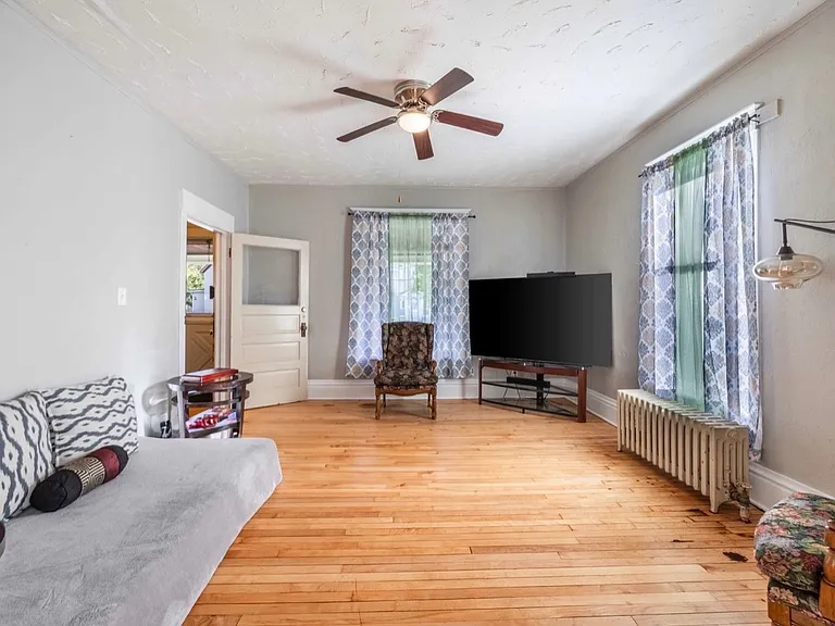 370 Algona Ave #1F — Photo 3