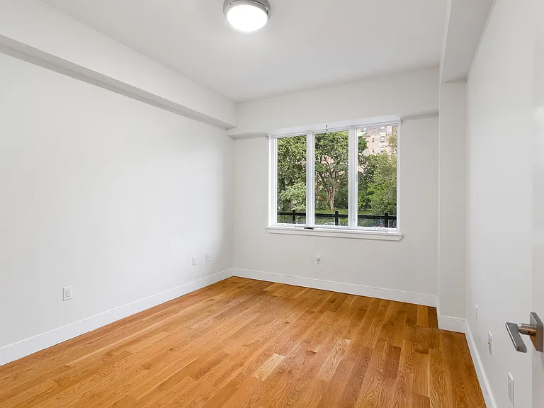 2727 Henry Hudson Pkwy W #303 — Photo 7