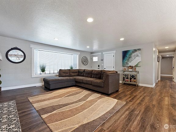 4th image of 2109 S Crestmont Drive