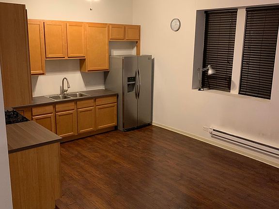4th image of 3511 S Wood St #6