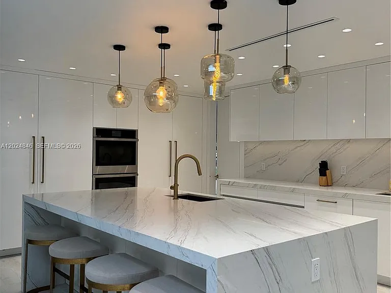 5841 SW 37th Ave — Photo 3