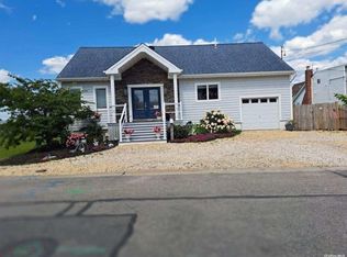 838 Atlantic St, Lindenhurst, NY 11757