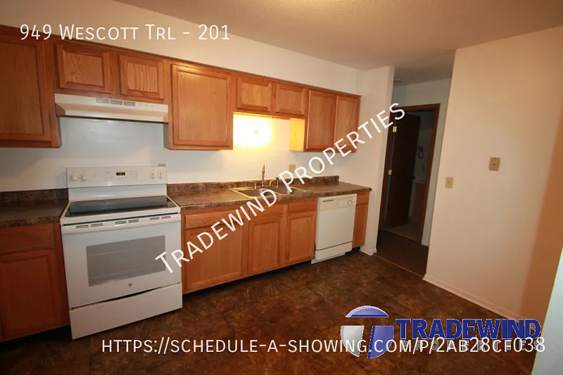 Spacious 3 Bed 2 Bath Condo — Photo 2