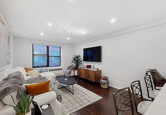 3rd image of 165 Christopher St #2-X