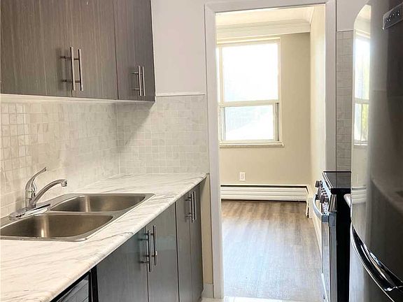 4th image of 276 Saint Clair Ave W #106