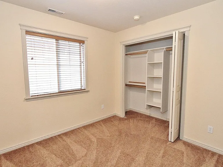 385 W Hale St — Photo 18