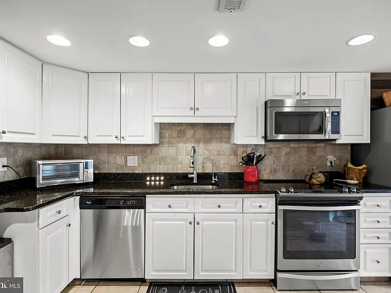 1410 Chanticleer — Photo 11