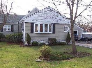 28 Acorn Ave, Farmingville, NY 11738