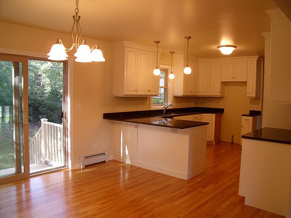Eat-in countertop & cabinets