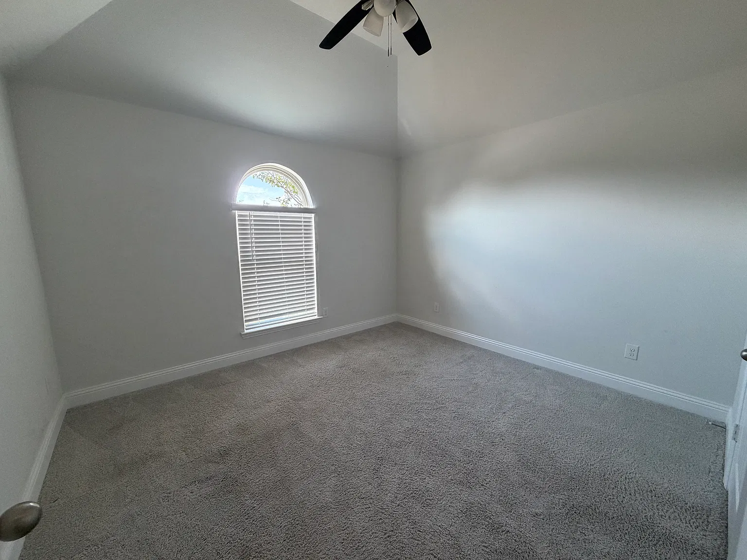 4 bed, 2504 sqft, $2,795 — Photo 4