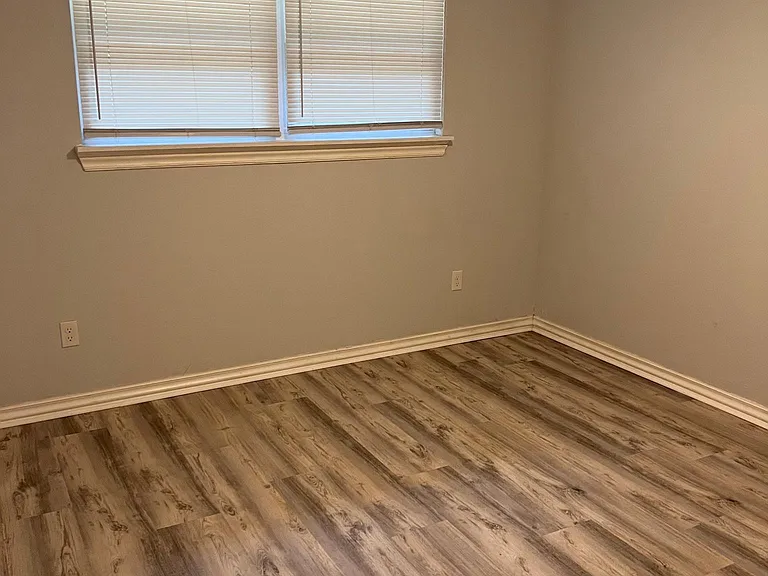 1528 Avondale Dr — Photo 5