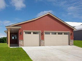 8876 Parkview Cir, Chisago City, MN 55013