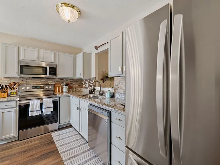 419 Gladstone Dr — Photo 4