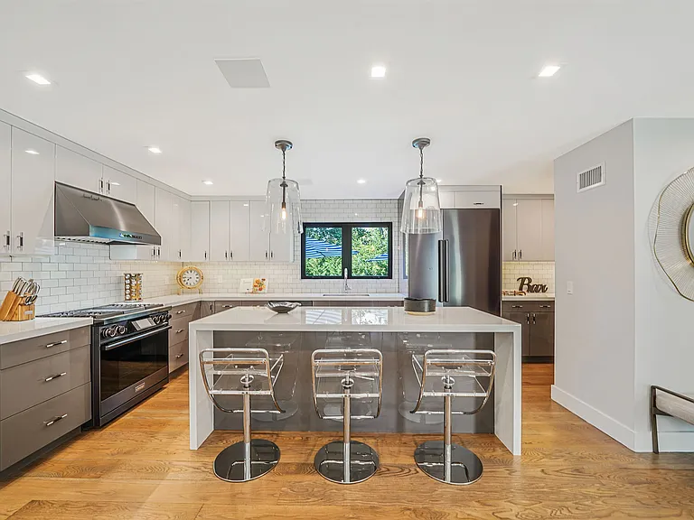 17 Milton Ave — Photo 8