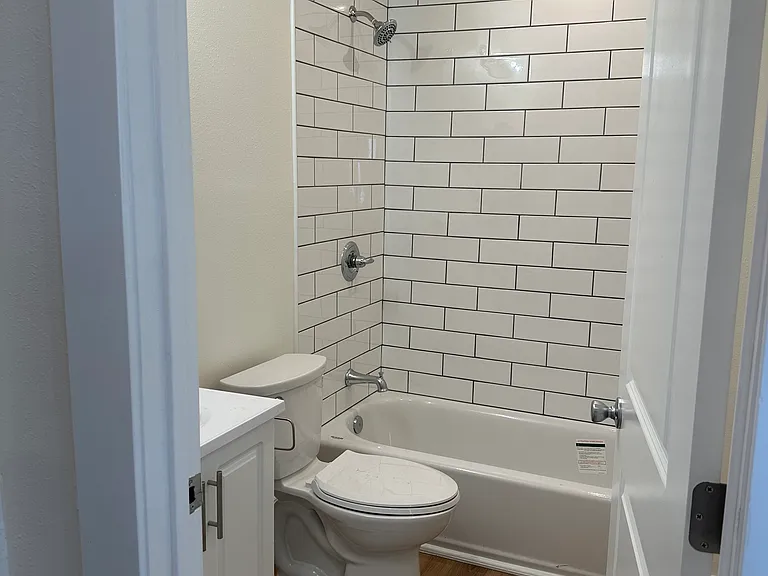 1037 S Vermont Ave #5 — Photo 4