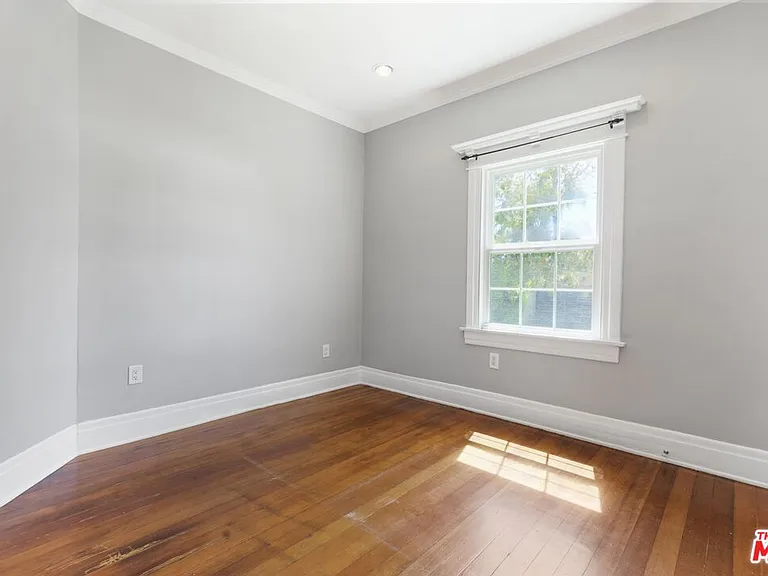 2230 W 30th St — Photo 24
