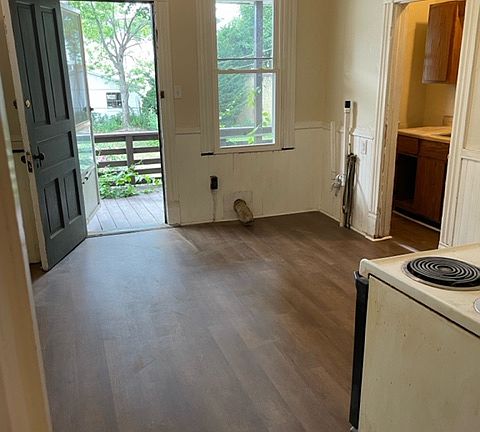 5th image of 118 1/2 S Rebecca Ave #1