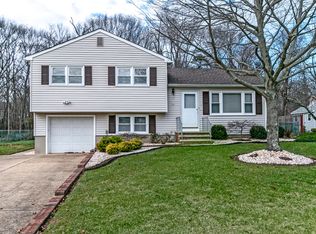 18 Glenmore Rd, Freehold, NJ 07728