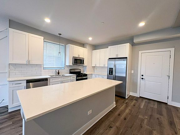 3rd image of 4350 W Belmont Ave #1S